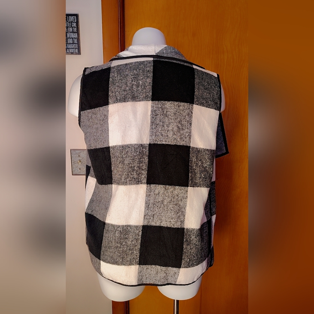 NWT Black & White Plaid Lightweight Vest β One Size Fits Most π€ - Picture 7 of 9